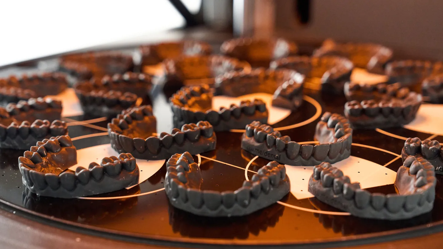 teeth on the build plate